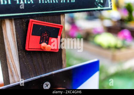 Charkiv, Ucraina, 13 giugno 2024 Aleya Slavy, cimitero militare a sud di Charkiv. Qui riposano i soldati, gli eroi che hanno difeso l'Ucraina. Foto Stock
