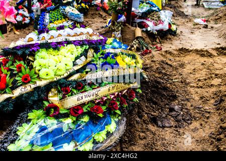 Charkiv, Ucraina, 13 giugno 2024 Aleya Slavy, cimitero militare a sud di Charkiv. Le tombe dei soldati, eroi che hanno difeso l'Ucraina sono coperte Foto Stock