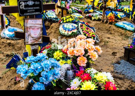 Charkiv, Ucraina, 13 giugno 2024 Aleya Slavy, cimitero militare a sud di Charkiv. Le tombe dei soldati, eroi che hanno difeso l'Ucraina sono coperte Foto Stock