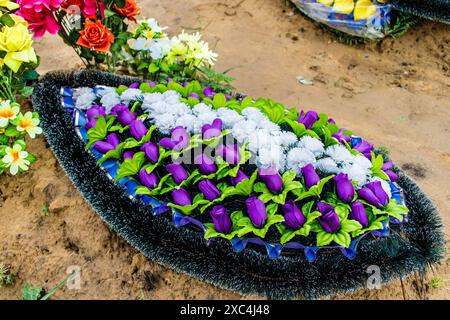 Charkiv, Ucraina, 13 giugno 2024 Aleya Slavy, cimitero militare a sud di Charkiv. Le tombe dei soldati, eroi che hanno difeso l'Ucraina sono coperte Foto Stock