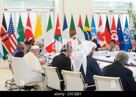 Bari, Italia. 14 giugno 2024. **NO LIBRI** Italia, Borgo Iganzia, 2024/6/14.Papa Francesco partecipa alla "sessione vi: Intelligenza artificiale, energia, Africa-Mediterraneo" insieme ai leader del G7 e ai leader dello Stato nella seconda giornata del vertice del G7, a Borgo Egnazia, regione Puglia, Italia meridionale. Il 50° vertice del G7 riunisce i leader del gruppo dei sette stati membri nella località di Borgo Egnazia dal 13 al 15 giugno 2024. Papa Francesco è il primo Papa a partecipare ad un vertice del G7 . Foto dei MEDIA VATICANI/Catholic Press Photo Credit: Agenzia fotografica indipendente/Alamy Live News Foto Stock