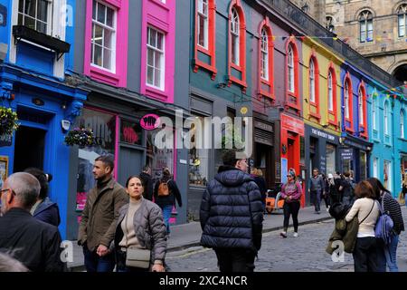 Negozi colorati lungo West Bow / Victoria Street nella città vecchia di Edimburgo, Scozia, Regno Unito Foto Stock