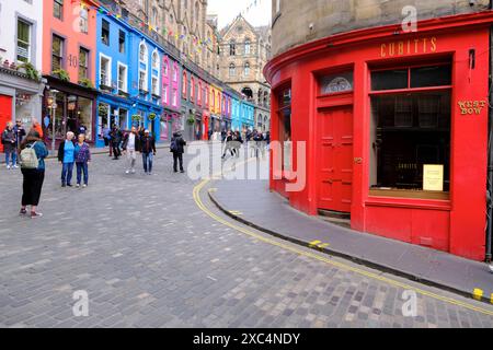 Negozi colorati lungo West Bow / Victoria Street nella città vecchia di Edimburgo, Scozia, Regno Unito Foto Stock