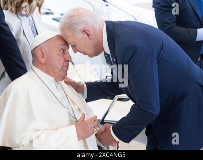 Bari, Italia. 14 giugno 2024. Il presidente DEGLI STATI UNITI Joe Biden dà il benvenuto a Papa Francesco al vertice del G7. I capi di Stato e di governo delle sette nazioni industrializzate USA, Canada, Gran Bretagna, Francia, Italia, Germania e Giappone si incontrano per il loro summit annuale presso la sede del summit, il lussuoso hotel Borgo Egnazia in Puglia. Crediti: Michael Kappeler/dpa/Alamy Live News Foto Stock