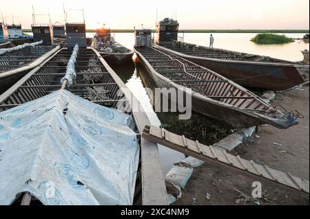 SUDAN DEL SUD, Stato dell'alto Nilo, città Renk, fiume Nilo bianco, porto per il trasporto in battello fluviale a Malakal, utilizzato anche per il trasporto di rifugiati di guerra e rimpatriati a causa della guerra in Sudan / SÜDSUDAN, Stadt Renk, Weisser Nil Fluss, Flußhafen für Lastkahn Transport nach Malakal, Wird auch genutzt für Transport von Kriegsflüchtlingen und Rückkehrern aus dem Sudan Foto Stock