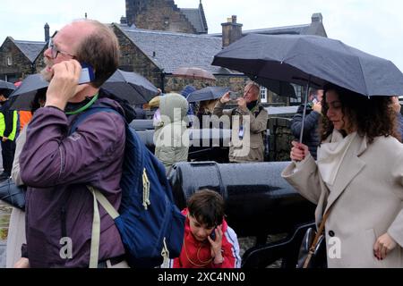 I turisti con l'audioguida durante il tour del castello di Edimburgo in una giornata di pioggia. Edimburgo. Scozia. Regno Unito Foto Stock