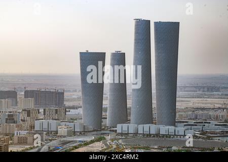 Plaza Tower Lusail Boulevard con tramonto sull'Arco Bridge Foto Stock