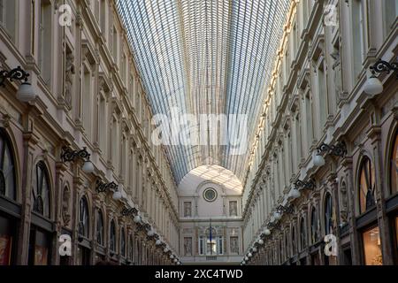 Bruxelles, Belgio;giugno,05,2024: Galleria reale di Sant'Hubert a Bruxelles. E' una galleria di negozi chiusa in vetro, dove ci sono numerosi negozi di lusso Foto Stock