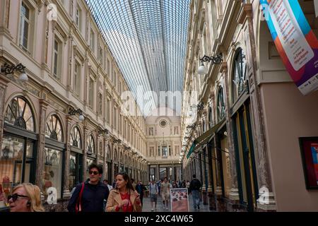 Bruxelles, Belgio;giugno,05,2024: Galleria reale di Sant'Hubert a Bruxelles. E' una galleria di negozi chiusa in vetro, dove ci sono numerosi negozi di lusso Foto Stock