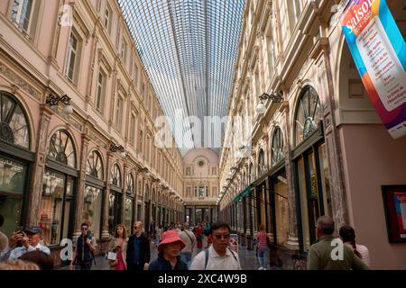 Bruxelles, Belgio;giugno,05,2024: Galleria reale di Sant'Hubert a Bruxelles. E' una galleria di negozi chiusa in vetro, dove ci sono numerosi negozi di lusso Foto Stock