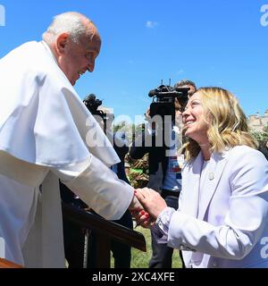 Regione Puglia, Italia. 14 giugno 2024. Il primo ministro italiano Giorgia Meloni dà il benvenuto a Papa Francesco a Savelletri durante il vertice del G7 presso il resort di Borgo Egnazia, venerdì 14 giugno 2024. Foto dell'Ufficio fotografico del Presidente del Consiglio italiano/UPI credito: UPI/Alamy Live News Foto Stock