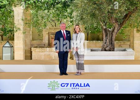 Regione Puglia, Italia. 14 giugno 2024. Il re di Giordania Abdullah II (L) è accolto dal primo ministro italiano Giorgia Meloni al G7 di Borgo Egnazia, vicino Bari, nell'Italia meridionale, venerdì 14 giugno 2024. I leader delle nazioni ricche del G7 si riuniscono nel sud Italia questa settimana sullo sfondo di turbolenze globali e politiche, con un sostegno sempre maggiore all’Ucraina. Foto di Photo Office del G7/UPI credito: UPI/Alamy Live News Foto Stock