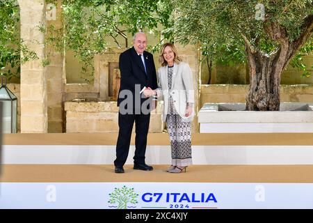 Regione Puglia, Italia. 14 giugno 2024. Il presidente algerino Abdelmadjid Tebboune, di sinistra, è accolto dal primo ministro italiano Giorgia Meloni al G7 di Borgo Egnazia, vicino Bari, nell'Italia meridionale, venerdì 14 giugno 2024. I leader delle nazioni ricche del G7 si riuniscono nel sud Italia questa settimana sullo sfondo di turbolenze globali e politiche, con un sostegno sempre maggiore all’Ucraina. Foto dell'ufficio fotografico di via G7/ credito: UPI/Alamy Live News Foto Stock