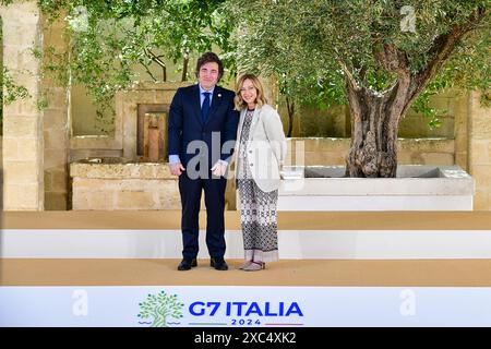 Regione Puglia, Italia. 14 giugno 2024. Il presidente argentino Javier Milei, a sinistra, viene accolto dal primo ministro italiano Giorgia Meloni al G7 di Borgo Egnazia, vicino Bari, nell'Italia meridionale, venerdì 14 giugno 2024. I leader delle nazioni ricche del G7 si riuniscono nel sud Italia questa settimana sullo sfondo di turbolenze globali e politiche, con un sostegno sempre maggiore all’Ucraina. Foto dell'ufficio fotografico di via G7/ credito: UPI/Alamy Live News Foto Stock