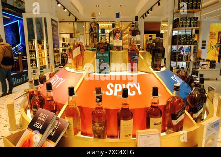 Whisky scozzese in bottiglia in vendita nel negozio Johnnie Walker Princes Street nel West End di Edimburgo, Scozia, Regno Unito Foto Stock