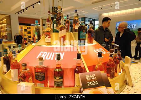 I clienti scelgono lo Scottish whisky Scotch all'interno del negozio Johnnie Walker Princes Street nel West End di Edimburgo, Scozia, Regno Unito Foto Stock