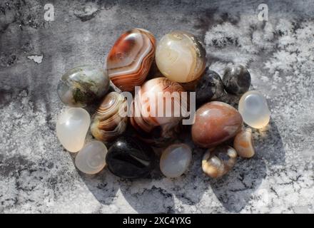 Cristalli curativi. Pietre preziose multicolore, minerali rottati. Agate di varie dimensioni. L'agata di Bostwan Foto Stock