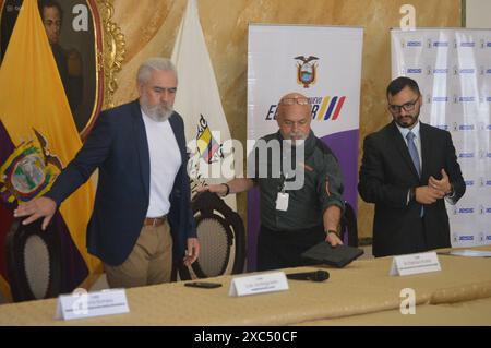 CUENCA OPERACION SONRISA Cuenca,Ecuador 14 giugno 2024 oggi mattina presso il Salon de Proceres del governo di Azuay si è tenuto il lancio del programma chirurgico 156 della fondazione operazione Smile che sarà sviluppato a Cuenca nell'ospedale JosÃ Carrasco Arteaga l'11, il 12 e 13 luglio, nella foto, la dott ssa Irma Romero presidente della fondazione sorridere, Lcdo Santiago Malo governatore, Dr Francisco Punina direttore esecutivo dell'operazione Smile e Dr Estaban Villa direttore provinciale dello IESS, Azuay foto Boris Romoleroux API HTH CUENCA OPERACIONSONRISA 7c23c1a1aa Foto Stock