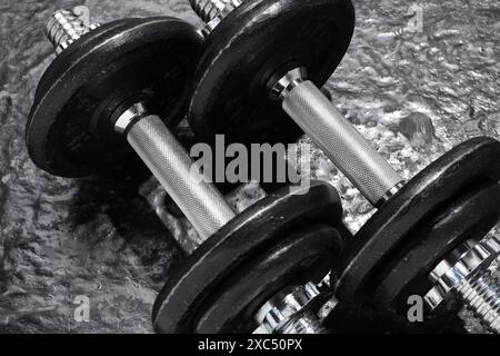 Due campane su pavimento con texture scure, primo piano Foto Stock