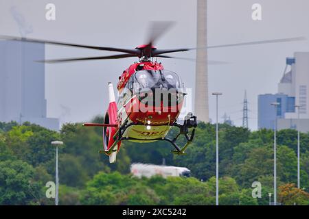 14.6.2024 DRF Luftretter Rettungsheli der Deutschen Luftrettung beim Anflug auf den Mannheimer City Airport. Hier ist der Christoph Hubschrauber stationiert. Aeroporto di Mannheim Baden Württemberg Deutschland *** 14 6 2024 DRF Luftretter elicottero di soccorso della Deutsche Luftrettung in avvicinamento all'aeroporto di Mannheim l'elicottero Christoph è di stanza qui Mannheim City Airport Baden Württemberg Germania Foto Stock