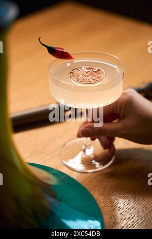 Calice di vetro con cocktail di frutta bianca o agrumi in piedi sul tavolo Foto Stock