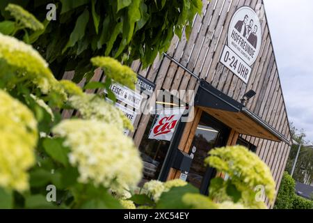 Bad Nauheim, Germania. 14 giugno 2024. Nel 2023, Hoffreunde ha aperto il container self-service di un'azienda agricola a Bad Nauheim, oltre al normale negozio di fattoria Hoffreunde a Butzbach. I clienti possono fare acquisti qui 24 ore su 24 utilizzando la propria scheda EC. I clienti troveranno una selezione di cibi regionali, che possono essere pagati alla fine dell'acquisto utilizzando il sistema di pagamento automatico. Crediti: Christian Lademann/dpa/Alamy Live News Foto Stock