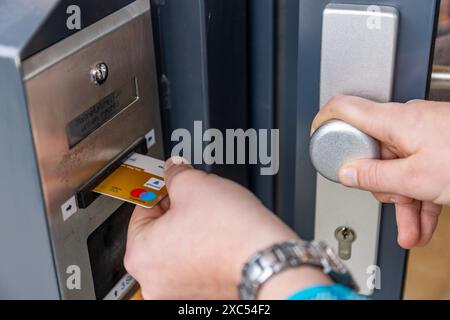 Bad Nauheim, Germania. 14 giugno 2024. L'accesso al punto vendita self-service è garantito dalla scheda EC. Nel 2023, Hoffreunde ha aperto il container self-service di un'azienda agricola a Bad Nauheim, oltre al normale negozio di fattoria Hoffreunde a Butzbach. I clienti possono fare acquisti qui 24 ore su 24 utilizzando la propria scheda EC. I clienti troveranno una selezione di cibi regionali, che possono essere pagati alla fine dell'acquisto utilizzando il sistema di pagamento automatico. Crediti: Christian Lademann/dpa/Alamy Live News Foto Stock