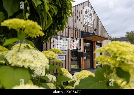 Bad Nauheim, Germania. 14 giugno 2024. Nel 2023, Hoffreunde ha aperto il container self-service di un'azienda agricola a Bad Nauheim, oltre al normale negozio di fattoria Hoffreunde a Butzbach. I clienti possono fare acquisti qui 24 ore su 24 utilizzando la propria scheda EC. I clienti troveranno una selezione di cibi regionali, che possono essere pagati alla fine dell'acquisto utilizzando il sistema di pagamento automatico. Crediti: Christian Lademann/dpa/Alamy Live News Foto Stock