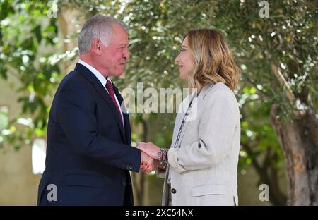 Savelletri di Fasano, Italia. 14 giugno 2024. Re Abd Allah II di Giordania, a sinistra, viene accolto dal primo ministro italiano Giorgia Meloni durante la cerimonia di arrivo per l'ampliato vertice del G7 presso il resort di Borgo Egnazia, 14 giugno 2024, a Savelletri di Fasano, Italia. Crediti: Presidenza del Consiglio/G7 Italia 2024/Alamy Live News Foto Stock