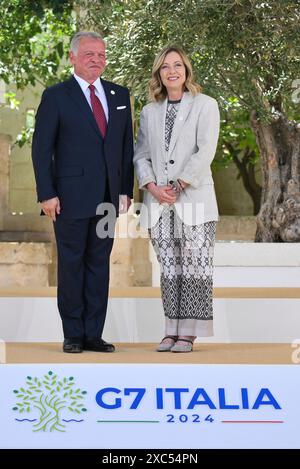 Savelletri di Fasano, Italia. 14 giugno 2024. Re Abd Allah II di Giordania, a sinistra, posa con il primo ministro italiano Giorgia Meloni durante la cerimonia di arrivo per il vertice ampliato del G7 presso il resort di Borgo Egnazia, 14 giugno 2024, a Savelletri di Fasano, Italia. Crediti: Presidenza del Consiglio/G7 Italia 2024/Alamy Live News Foto Stock