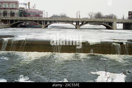 Aurora, Illinois, U.S.A., circa 1991. Fox River in inverno che scorre attraverso la città dall'Isola di Stolp e sopra la North Aurora Dam #2. Foto Stock