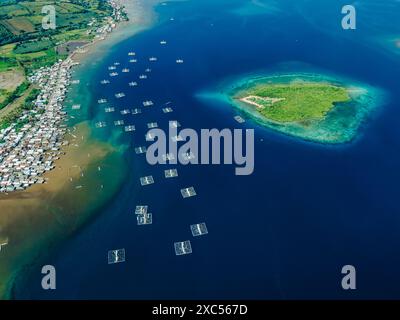 Villaggio di pescatori indonesiano e barche da pesca nell'oceano sull'isola di Sumbawa. Vista panoramica sui droni. Foto Stock