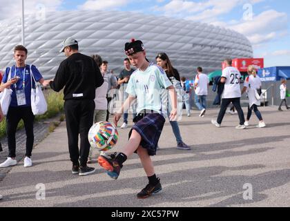 Monaco, Germania. 14 giugno 2024. Un giovane tifoso scozzese gioca a calcio fuori dallo stadio prima della partita dei Campionati europei UEFA all'Allianz Arena di Monaco. Il credito per immagini dovrebbe essere: David Klein/Sportimage Credit: Sportimage Ltd/Alamy Live News Foto Stock