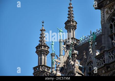 Statue sul tetto della Maison du ROI in stile neogotico / Broodhuis che costruiscono le facciate in stile gotico brabantino sulla Grand Place a Bruxelles Belg Foto Stock