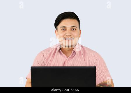 Front desk receptionist uomo imprenditore aziendale con notebook e blocco note per dispositivi mobili offre espressioni e gesti felici in ambiente Office Foto Stock