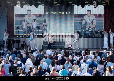 Berlino, Germania. 13 giugno 2024. L'intrattenitore e cantante Giovanni Zarrella sta eseguendo il suo spettacolo ''An Italian Summer Night'' nei Giardini del mondo a Berlino, in Germania, il 13 giugno 2024. (Foto di Marten Ronneburg/NurPhoto) credito: NurPhoto SRL/Alamy Live News Foto Stock