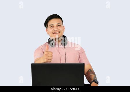 Front desk receptionist uomo imprenditore aziendale con notebook e blocco note per dispositivi mobili offre espressioni e gesti felici in ambiente Office Foto Stock