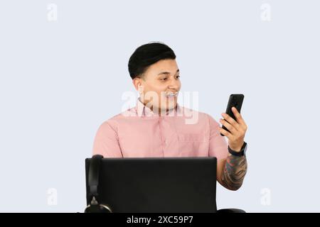 Front desk receptionist uomo imprenditore aziendale con notebook e blocco note per dispositivi mobili offre espressioni e gesti felici in ambiente Office Foto Stock