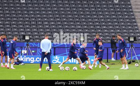 Berlino, Germania. 14 giugno 2024. I giocatori croati corrono durante la sessione di allenamento Open prima della partita della fase a gironi UEFA EURO 2024 Spagna contro Croazia all'Olympiastadion di Berlino, Germania. Crediti: Oleksandr Prykhodko/Alamy Live News Foto Stock