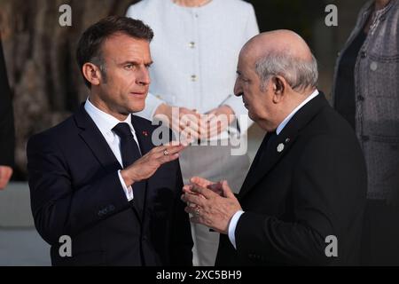 Il presidente francese Emmanuel Macron parla con il presidente algerino Abdelmadjid Tebboune mentre si unisce ai capi di stato partecipanti per una foto di famiglia al vertice dei leader del G7 al resort Borgo Egnazia, in Puglia, Puglia, Italia. Data foto: Venerdì 14 giugno 2024. Foto Stock