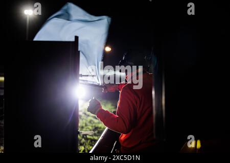 Bandiera Blu, Commissario drapeau bleu, marshall durante la 24 ore di le Mans 2024, 4° round del Campionato Mondiale Endurance FIA 2024, sul circuito des 24 Heures du Mans, il 12 giugno 2024 a le Mans, Francia - Photo Germain Hazard/DPPI Credit: DPPI Media/Alamy Live News Foto Stock