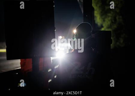 Commissario, marshall durante la 24 ore di le Mans 2024, 4° round del Campionato Mondiale Endurance FIA 2024, sul circuito des 24 Heures du Mans, il 12 giugno 2024 a le Mans, Francia - Photo Germain Hazard/DPPI Credit: DPPI Media/Alamy Live News Foto Stock