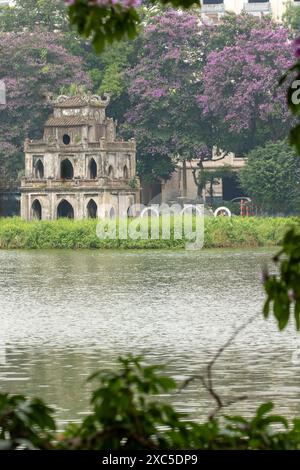 Accattivante, sorprendente, mozzafiato, avvincente, eccellente, gloriosa e intrigante Torre delle tartarughe imperdibili nel lago Hoan Kiem, città vecchia di Hanoi, Vietnam Foto Stock