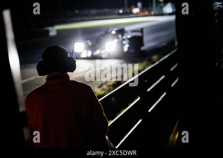 Commissario, marshall durante la 24 ore di le Mans 2024, 4° round del Campionato Mondiale Endurance FIA 2024, sul circuito des 24 Heures du Mans, il 12 giugno 2024 a le Mans, Francia Foto Stock