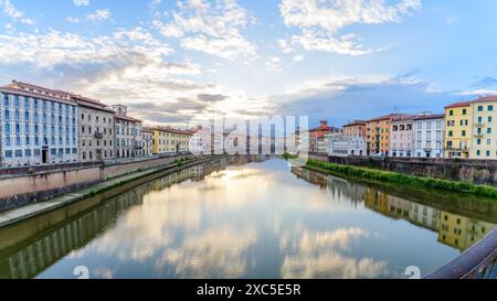 Pisa, Italia; 18 giugno 2024 - Una vista sul fiume Arno a Pisa, Italia Foto Stock