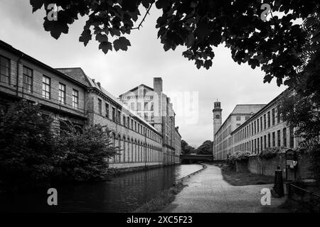 Saltaire, West Yorkshire, Regno Unito. Vista sul canale Leeds-Liverpool accanto a Salts Mill. . Foto Stock