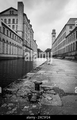 Saltaire, West Yorkshire, Regno Unito. Vista sul canale Leeds-Liverpool accanto a Salts Mill. . Foto Stock