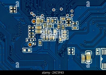 Primo piano della scheda a circuiti stampati blu Foto Stock
