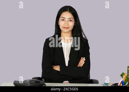 La bella recettinista asiatica indiana imprenditrice con laptop, cuffie e diario dà gesti ed espressioni Foto Stock