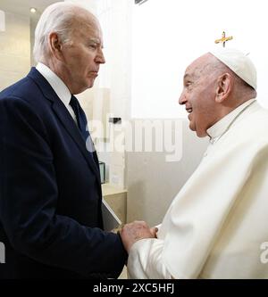 Savelletri di Fasano, Italia. 14 giugno 2024. Papa Francesco incontra l'U. Il presidente Joe Biden al vertice del G7 presso il resort Borgo Egnazia a Savelletri di Fasano, Italia, il 14 giugno 2024. Papa Francesco si unisce ai leader internazionali nella seconda giornata del G7 in Puglia, rendendolo il primo pontefice a partecipare a tale evento. Foto di (EV) Vatican Media /ABACAPRESS. COM credito: Abaca Press/Alamy Live News Foto Stock